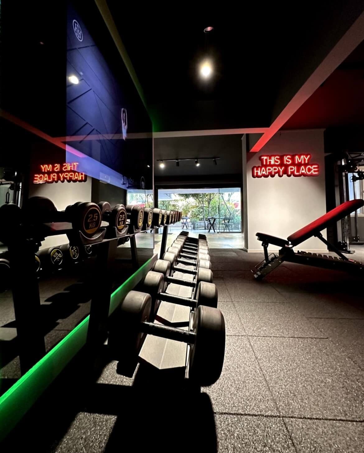 Neon ışıklı dambıl rafı