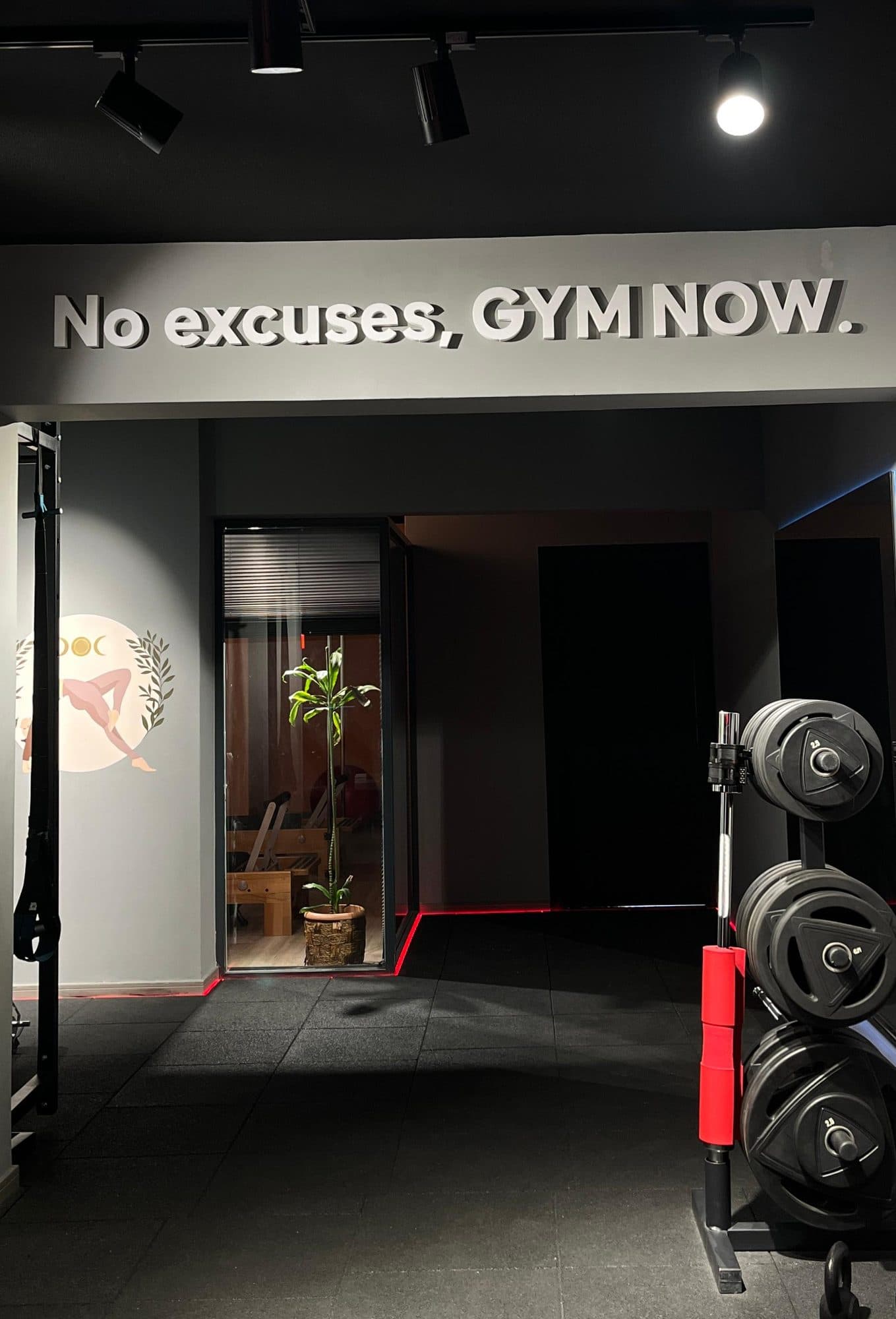 "No excuses, GYM NOW" yazılı stüdyo duvarı