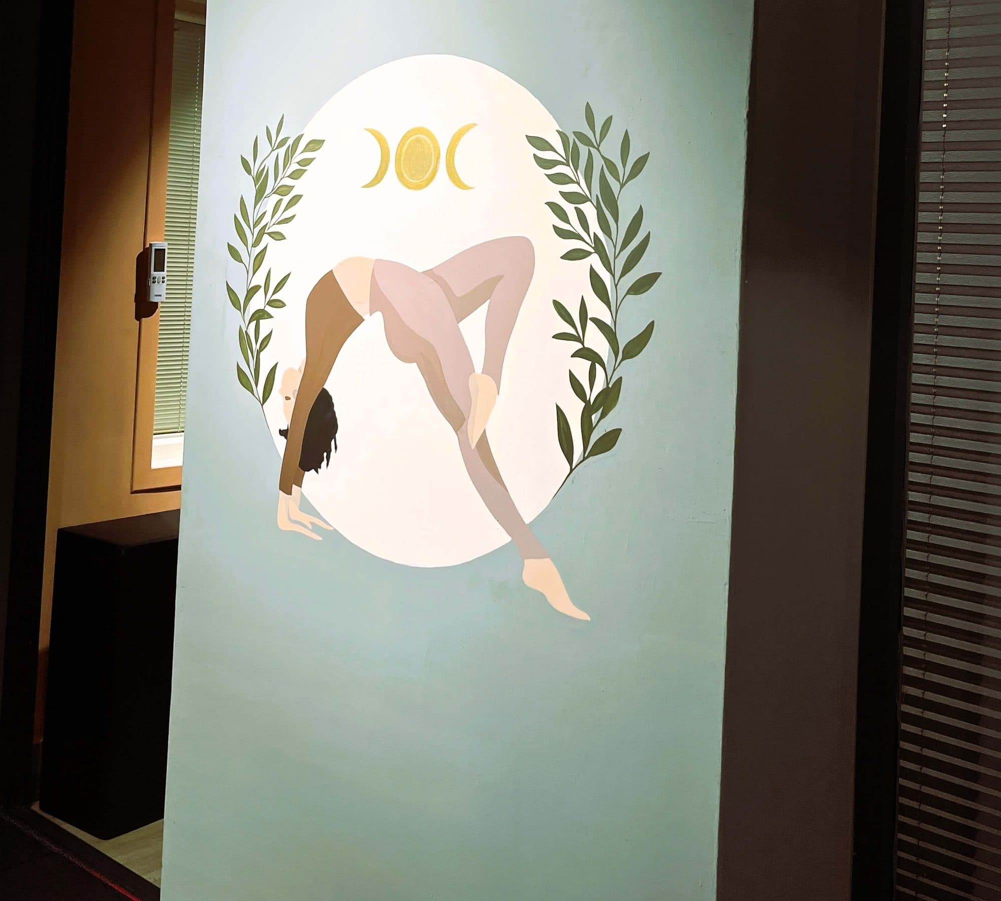 Pilates odası girişindeki duvar illüstrasyonu