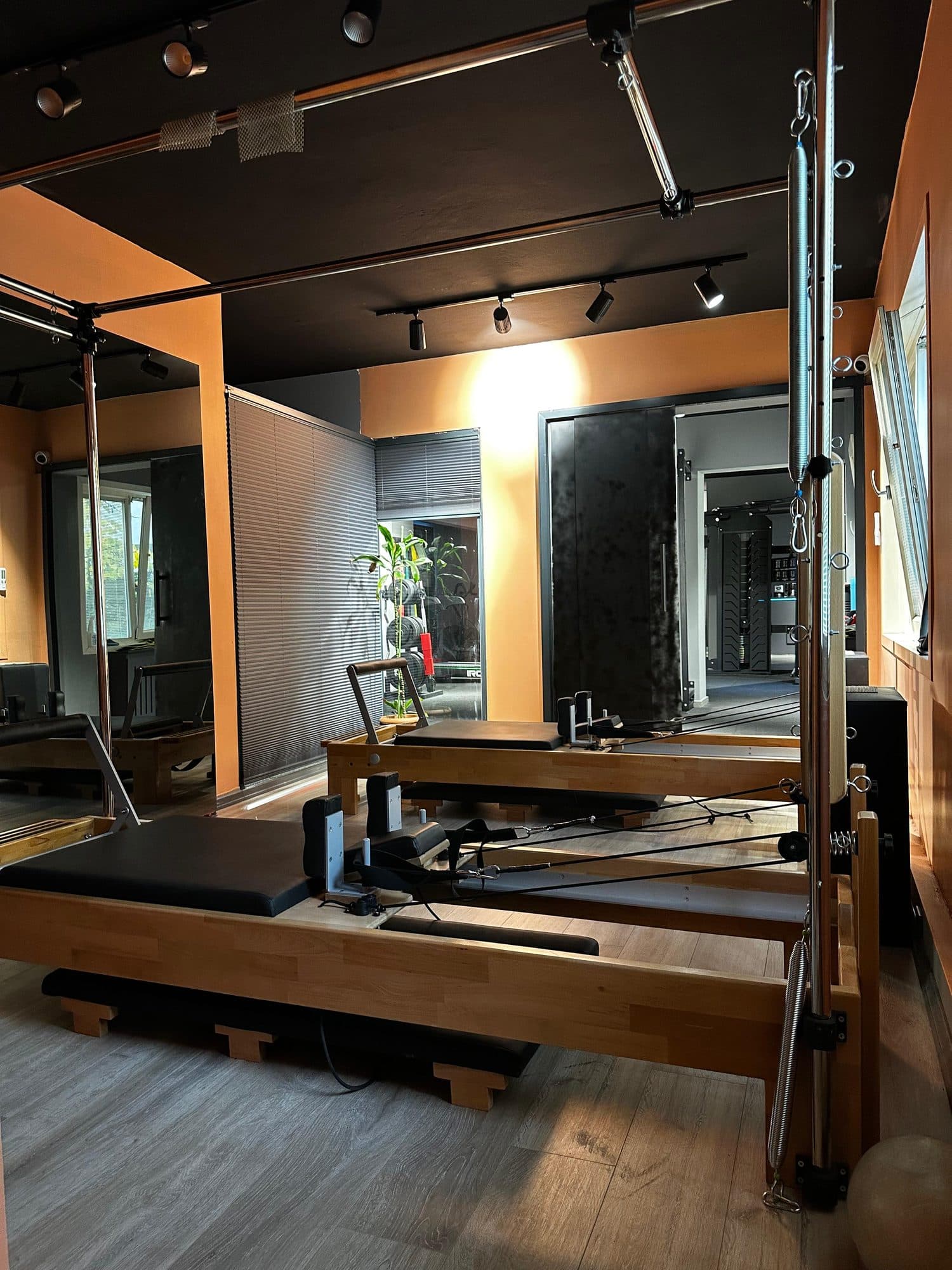 Reformer aletlerinin bulunduğu pilates odası
