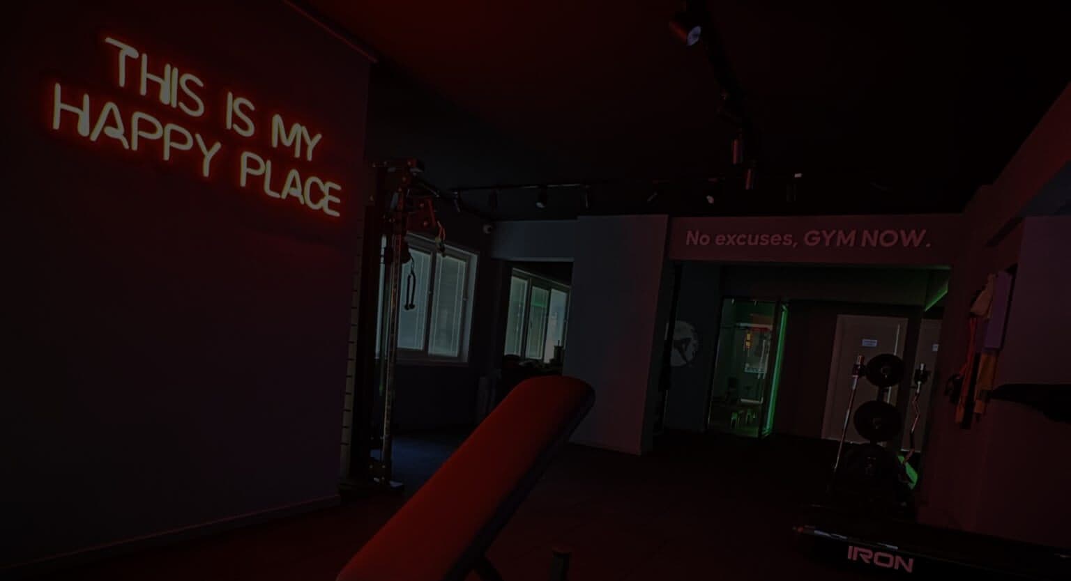 Neon ışıklı antrenman salonu