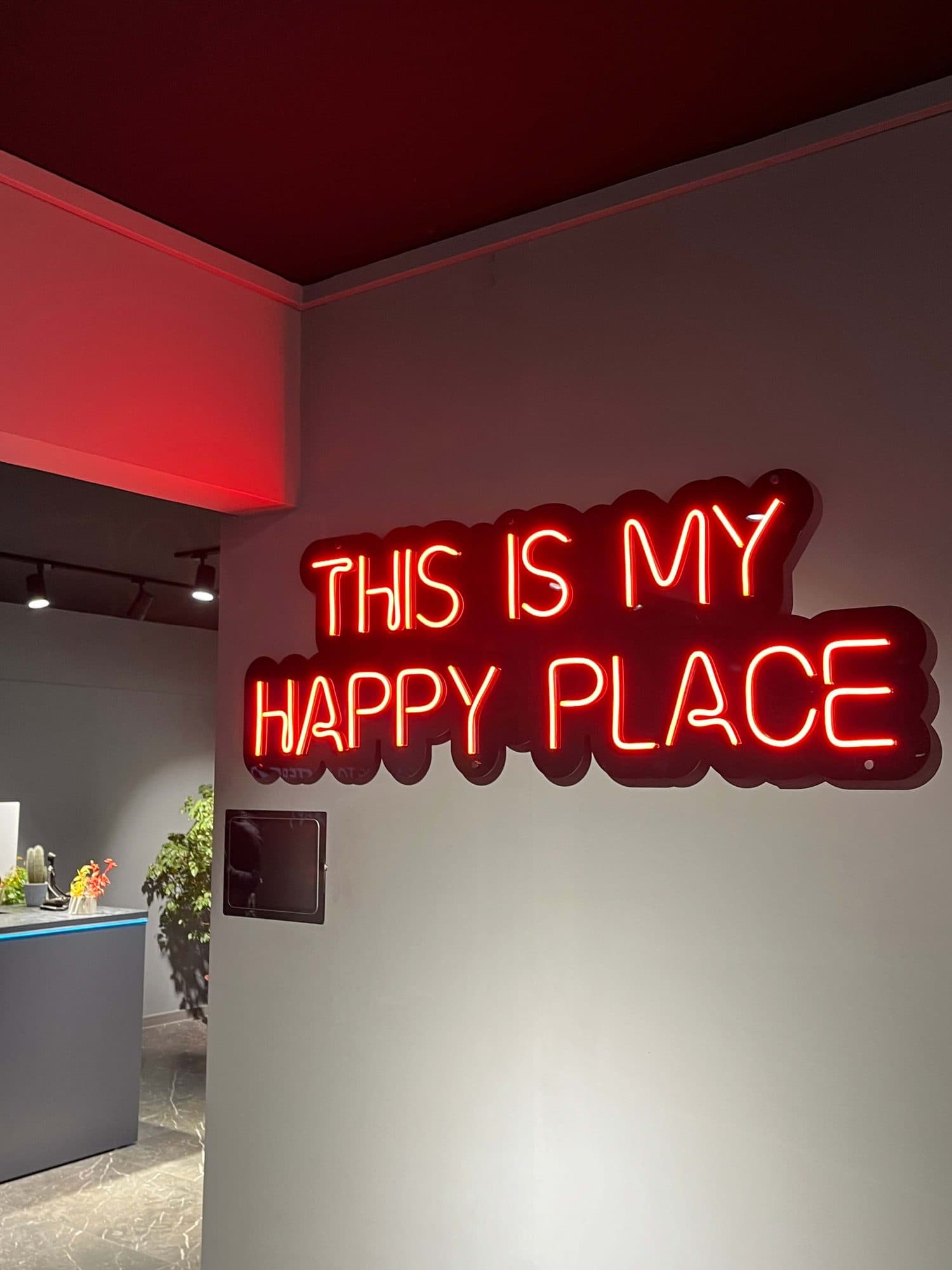 "This is my happy place" neon yazısı